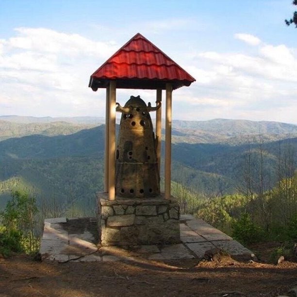 Гора Церковка. Памятник хозяину горы. 