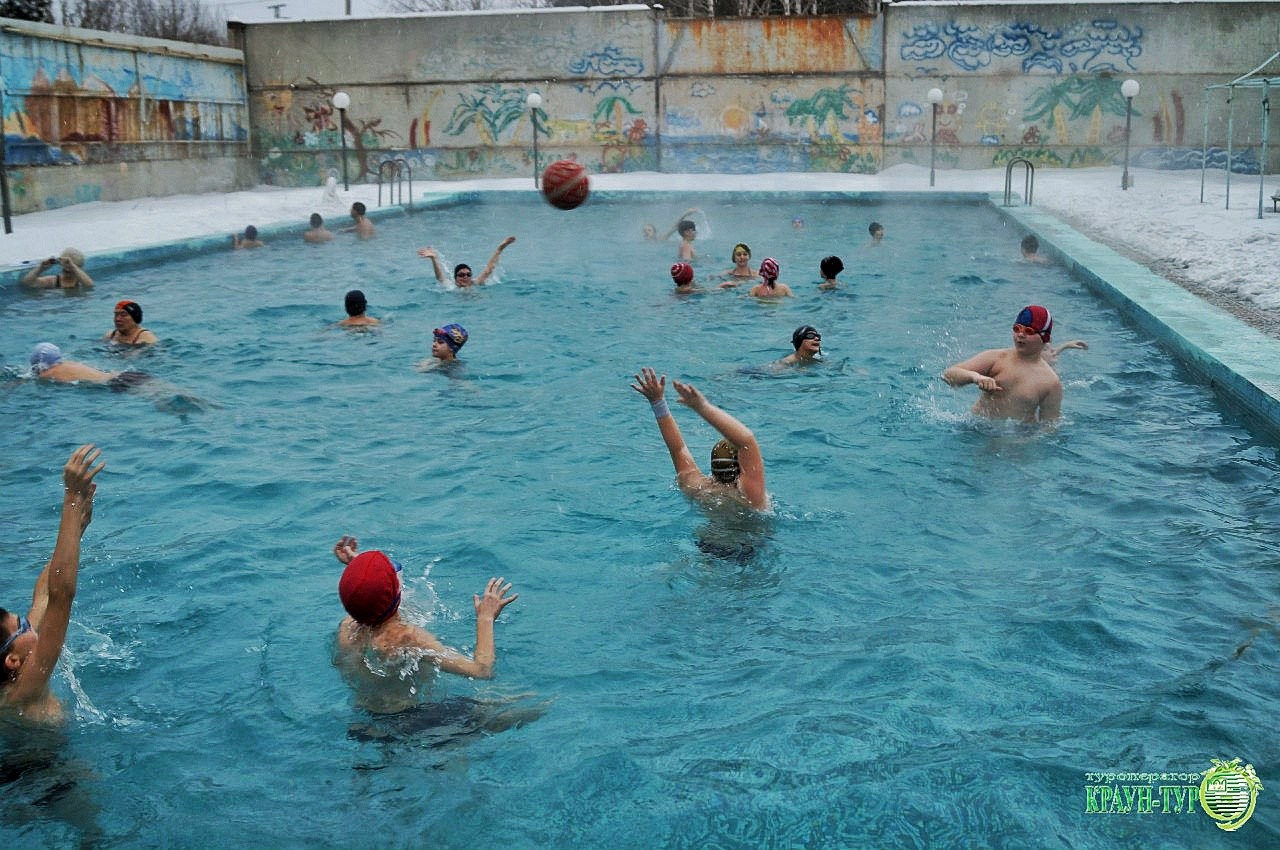 Игра детей в открытом бассейне
